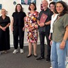 Gleichstellungsministerin Jacqueline Bernhardt (Mitte) übergibt im KUNSTraum Schwerin den Zuwendungsbescheid für das Projekt mentorinKUNST. @JM