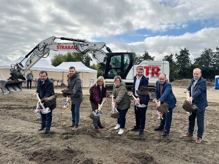 v. l. n. r. Dietger Wille (Dezernent und 2 Stellvertreter des Landrats ),Jan-Eric Schmidt( PHS), Cornelia Kropidlowski (Schulleiterin), Ines Radloff-Bohnenberg (LK VG), Landrat Michael Sack, Minister Dr. Wolfgang Blank, Achim Lerm (Beigeordneter und 1. Stellvertreter des Oberbürgermeisters)
