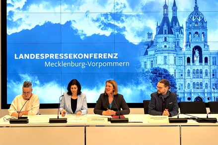 v.l.n.r.: Susan Bach, Lisanne Straka, Ministerin Jacqueline Bernhardt; Quelle: JM