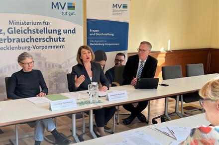 Gleichstellungsministerin Jacqueline Bernhardt und die Landesbeauftragte für Frauen und Gleichstellung Monique Tannhäuser auf der Pressekonferenz. @JM