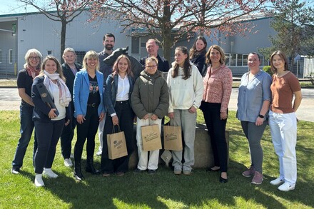 Ministerin Jacqueline Bernhardt (3.v.r.) mit Girls&rsquo;Day-Begleitung bei der Luddwigsluster Fleisch- und Wurstspezialitäten GmbH. @JM