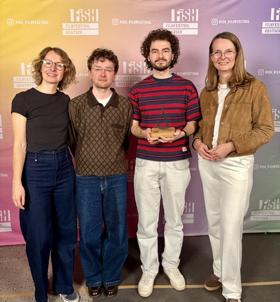 (v.r.) Kulturministerin Bettina Martin, die Preisträger Arnit Likaj und Daniel Schmidt, FiSH-Festivalleiterin Hella Rihl.  Fotograf: Felix Willer