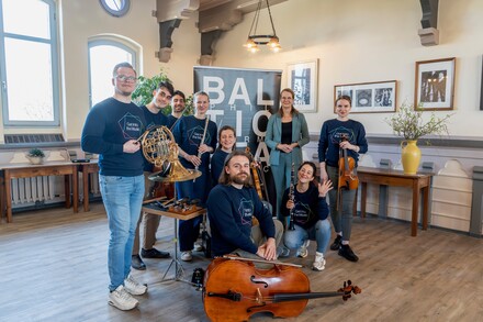 Ministerin Martin mit Musikerinnen und Musikern des Baltic Sea Philharmonic; Foto: Geert Maciejewski