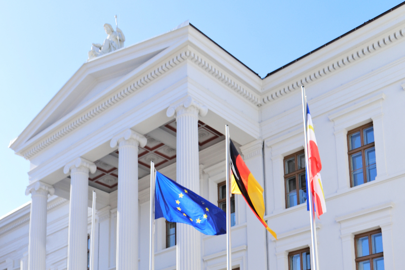 Europafahne, Bundesflagge und Landesflagge vor der Staatskanzlei M-V 