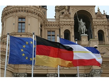 Landtag MV - Schweriner Schloss - Flaggen